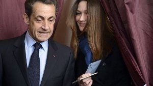 Für Nicolas Sarkozy, hier mit seiner Frau Carla Bruni-Sarkozy bei ihrer Stimmabgabe für die Präsidentenwahl, könnte es im Rennen um das Präsidentenamt eng werden. Foto: dpa