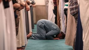 Moslems beten in der Moschee von Scheich Abdul Qadir Al-Kilani. Foto: Ameer Al-Mohammedawi/dpa