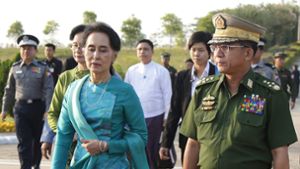 Das Archivfoto aus dem Jahr 2017 zeigt die frühere faktische Regierungschefin Aung San Suu Kyi (links), die kürzlich durch General Min Aung Hlaing (rechts) entmachtet wurde. (Archivbild) Foto: picture alliance / dpa/Hein Htet