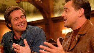Das Stuntdouble Cliff Booth (Brad Pitt, li.) und der mäßig erfolgreiche Schauspieler Rick Dalton (Leonardo DiCaprio) vertreiben sich die Zeit mit  jeder Menge Drinks. Foto: Verleih
