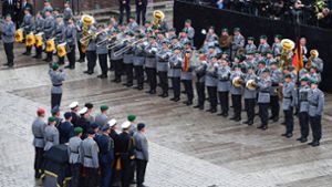 Der Sarg mit Altkanzler Helmut Kohl vor dem Dom zu Speyer, während das Musikkorps der Bundeswehr spielt Foto: dpa