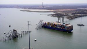 Das Containerschiff Dali steckt unter einem Teil der Francis Scott Key Bridge fest. Foto: Uncredited/Maryland National Guard/AP/dpa