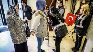 Vor der Abstimmung werden die Wahlberechtigten einer gründlichen Personenkontrolle unterzogen. Foto: Lichtgut/Leif Piechowski
