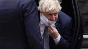 Boris Johnson soll unter anderem seinen Geburtstag in Innenräumen gefeiert haben, obwohl das im Corona-Lockdown verboten war. Foto: dpa/Alberto Pezzali