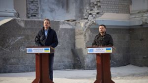 Der ukrainische Präsident Wolodymyr Selenskyj und Griechenlands Ministerpräsident Kyriakos Mitsotakis (l) geben eine Pressekonferenz in Odessa. Foto: Uncredited/Ukrainian Presidential Press Office/AP/dpa