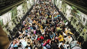 Sie haben es geschafft: Hunderte Flüchtlinge an Bord einer US-Maschine. Foto: imago//Ssgt. Brandon Cribelar