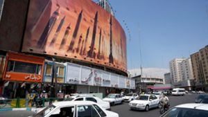 Das Zentrum der iranischen Hauptstadt Teheran mit einem anti-israelischen Transparent, das Raketen beim Abschuss zeigt. Foto: Vahid Salemi/AP/dpa