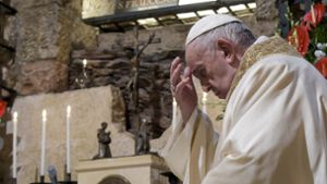 In Assisi, am Grab seines großen Heiligen-Patrons Franziskus, hat der Papst am Samstag seine neue Enzyklika unterzeichnet. Foto: dpa/Divisione Produzione Fotografica