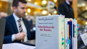 Blick auf den Tisch der Anwälte der AfD  im nordrhein-westfälischen Oberverwaltungsgericht Münster. Foto: Guido Kirchner/dpa