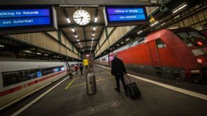 Am Stuttgarter Bahnhof standen gestrandeten Bahnreisenden zwei Aufenthaltszüge zur Verfügung. Foto: dpa