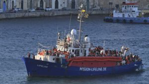Das Flüchtlings-Rettungsschiff der deutschen Hilfsorganisation «Lifeline» erreicht den Hafen von Valletta. Foto: AP