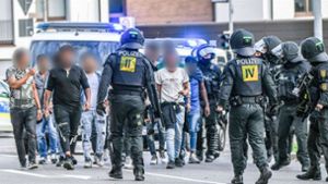 Nur mit einem massiven Kräfteaufgebot konnte die Polizei die Krawalle im September 2023 stoppen. Foto: dpa/Jason Tschepljakow