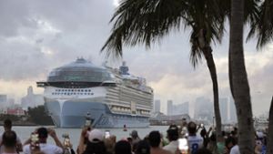 Die Icon of the Seas, das größte Kreuzfahrtschiff der Welt, läuft aus dem Hafen in Miami zu seiner ersten Kreuzfahrt aus. Foto: dpa/Rebecca Blackwell