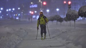 In Madrid kann man sich in diesen Tagen mit den Skiern bewegen. Foto: dpa/Jesús Hellín