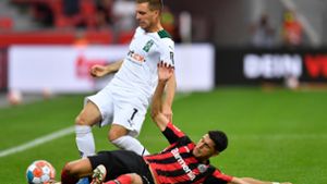 Gladbachs Patrick Herrmann (l) in Aktion gegen Leverkusens Exequiel Palacios. Foto: dpa/Marius Becker
