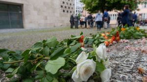 Vor der Synagoge in Ulm liegen am Holocaustdenkmal Blumen. Am Samstagmorgen kam es hier zu einem Brandanschlag. Foto: dpa/Stefan Puchner