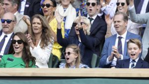 Dreimal Tennisbegeisterung pur: Prinzessin Kate mit ihren Kindern Prinzessin Charlotte und Prinz George. Foto: IMAGO/i Images/IMAGO/Stephen Lock / i-Images