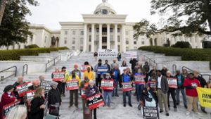 Demonstranten vor dem State Capitol in Montgomery (Alabama) protestieren gegen die Hinrichtung von Foto: dpa/Mickey Welsh