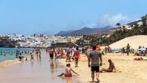 Urlauber am Strand von Morro Jable auf Fuerteventura. Foto: imago/photo2000