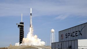 Eine SpaceX Falcon 9-Rakete hebt im Kennedy Space Center ab. Die Rakete wird ein Raumschiff vom Typ Dragon II auf eine Nachschubmission zur ISS schicken. Foto: dpa/John Raoux
