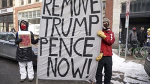 Demonstranten fordern eine Amtsenthebung von Donald Trump. Foto: dpa/Anthony Souffle
