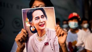 Millionen demonstrieren für die Anerkennung der Wahl vom November, die Aung San Suu Kyi Foto: AFP