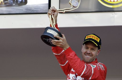 Da ist das Ding: Sebastian Vettel feiert den Sieg in der Fürstenloge. Foto: AP