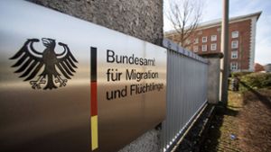 Das Bundesamt für Migration und Flüchtlinge (BAMF) hatte die Asylanträge der Betroffenen abgelehnt. (Symbolbild) Foto: dpa/Daniel Karmann