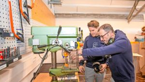 Im Makerspace der Esslinger Hochschule gibt es viele Geräte zur Fertigung  eines Prototyps, freuen sich Thomas Möst und der  Professor Michael Flad (rechts) von Gründ ES. Foto: Roberto Bulgrin