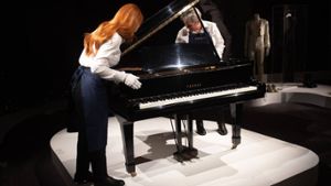 An diesem Yamaha G2 Baby Grand Piano soll Freddie Mercury unter anderem Bohemian Rhapsody komponiert haben. Foto: imago images/Avalon.red