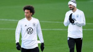 Leroy Sané (li.) und Ilkay Gündogan wurden während des Länderspiels gegen Serbien in Wolfsburg von Zuschauern beleidigt. Foto: dpa