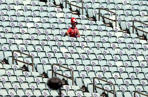 Ein einsamer Eidgenosse  beim EM-Spiel der Schweiz gegen Wales auf der Tribüne in Baku. Foto: dpa/Darko Vojinovic