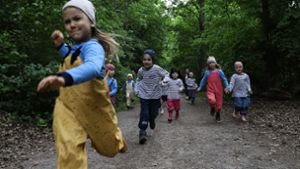 Für die Wernhalden-Kinder geht es bei Wind und Wetter in den Wald. Foto: Lichtgut/Zophia Ewska