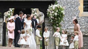 Pippa Middleton (dritte von rechts) hat Finanzier James Matthews das Jawort gegeben. Vor der Kirche wimmelt es von Blumenmädchen und Pagen. Doch Herzogin Kate hat ein Auge auf den Nachwuchs. Foto: AFP