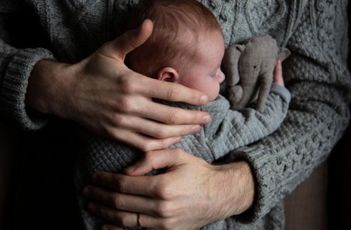 Väter sollen künftig Anspruch auf zehn Tage bezahlten Urlaub nach der Entbindung eines Kindes erhalten. Foto: ink drop/stock.adobe.com