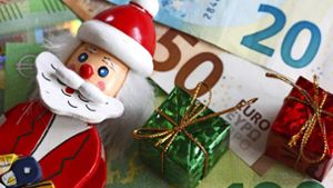 Das Weihnachtsgeld hilft in diesem Jahr nicht nur beim Geschenkkauf – viele Beschäftigte brauchen es auch, um die hohen Energiekosten zu zahlen. Foto: mago Images/Eibner/Fleig