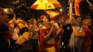 Menschen protestieren in Barcelona gegen die Unabhängigkeit Kataloniens. Foto: AP