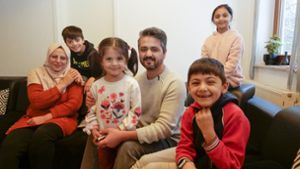 Das afghanische Ehepaar  Esmatullah  Burhan und Hasina  (links)    mit ihren Kindern  Misbah, Harir und den Zwillingen Ozair und  Mehra (von links). Foto: Simon Granville