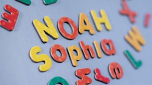 Das Vornamenduo Sophia und Sophie sowie Noah führen die Liste der beliebtesten Vornamen 2023 an. Foto: Hendrik Schmidt/dpa