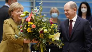 Den Abschied von ihrer Regierungsmannschaft hat Kanzlerin Angela Merkel schon hinter sich. Von ihrem Stellvertreter und Nachfolger Olaf Scholz bekam sie Blumen. Foto: Markus Schreiber/dpa AP Pool