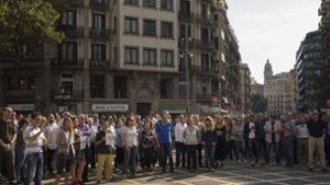 Demonstranten haben am Dienstag in Barcelona für 15 Minuten die Arbeit niedergelegt, um gegen die Verhaftung katalanischer Aktivisten zu protestieren. Foto: AP