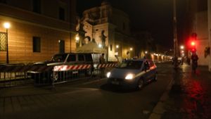 Ein italienisches Polizeiauto fährt am späten Donnerstag vor dem Santa-Anna-Tor im Vatikan vorbei. Foto: dpa/Andrew Medichini