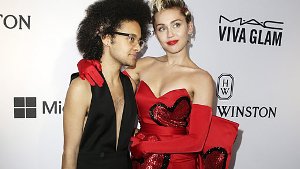 Popstar Miley Cyrus und ihr Date Tyler Ford bei der Amfar Inspiration Gala in New York. Foto: dpa