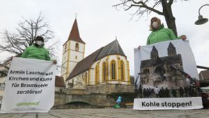 Greenpeace-Aktivisten pflanzen sich am Samstag auch vor der Mauritiuskirche in Holzgerlingen auf Foto: Greenpeace