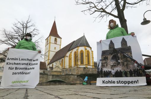 Greenpeace-Aktivisten pflanzen sich am Samstag auch vor der Mauritiuskirche in Holzgerlingen auf Foto: Greenpeace