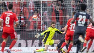 Der Moment, in dem Sasa Kalajdzic dem VfB in Berlin einen Punkt sichert – nach Vorarbeit von Borna Sosa. Foto: dpa/Andreas Gora