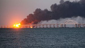 Putins Prestigeprojekt in Flammen: An der Brücke zur annektierten Schwarzmeer-Halbinsel Krim ist es zu einer Explosion gekommen. Foto: dpa/Uncredited