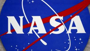 Das Logo der NASA am Johnson Space Center in Houston, Texas. Drei Unternehmen sollen im Auftrag der US-Raumfahrtbehörde künftig Mondfahrzeuge bauen. Foto: epa Aaron M. Sprecher/epa/dpa