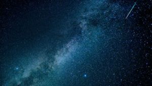 Jedes Jahr im August sind durch den Meteorstrom der Perseiden viele Sternschnuppen zu sehen. Hier leuchtet eine solche neben der Milchstraße. Foto: dpa/Matthias Balk