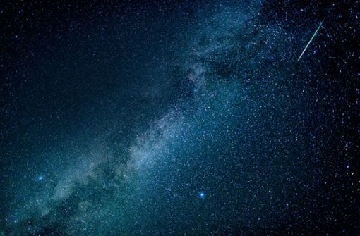 Jedes Jahr im August sind durch den Meteorstrom der Perseiden viele Sternschnuppen zu sehen. Hier leuchtet eine solche neben der Milchstraße. Foto: dpa/Matthias Balk